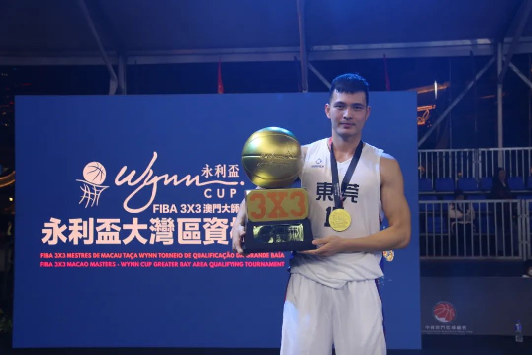曾冰强▲詹宇森再次拿下一座冠军奖杯东莞篮球"好嘢"!