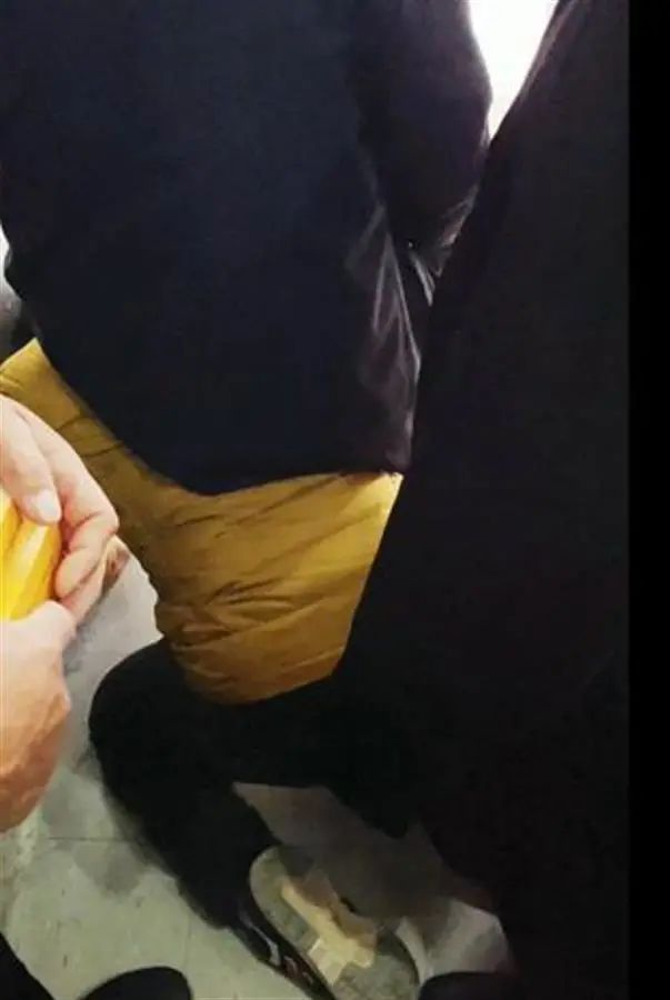 男子跪地当"人肉板凳",真相让人破防