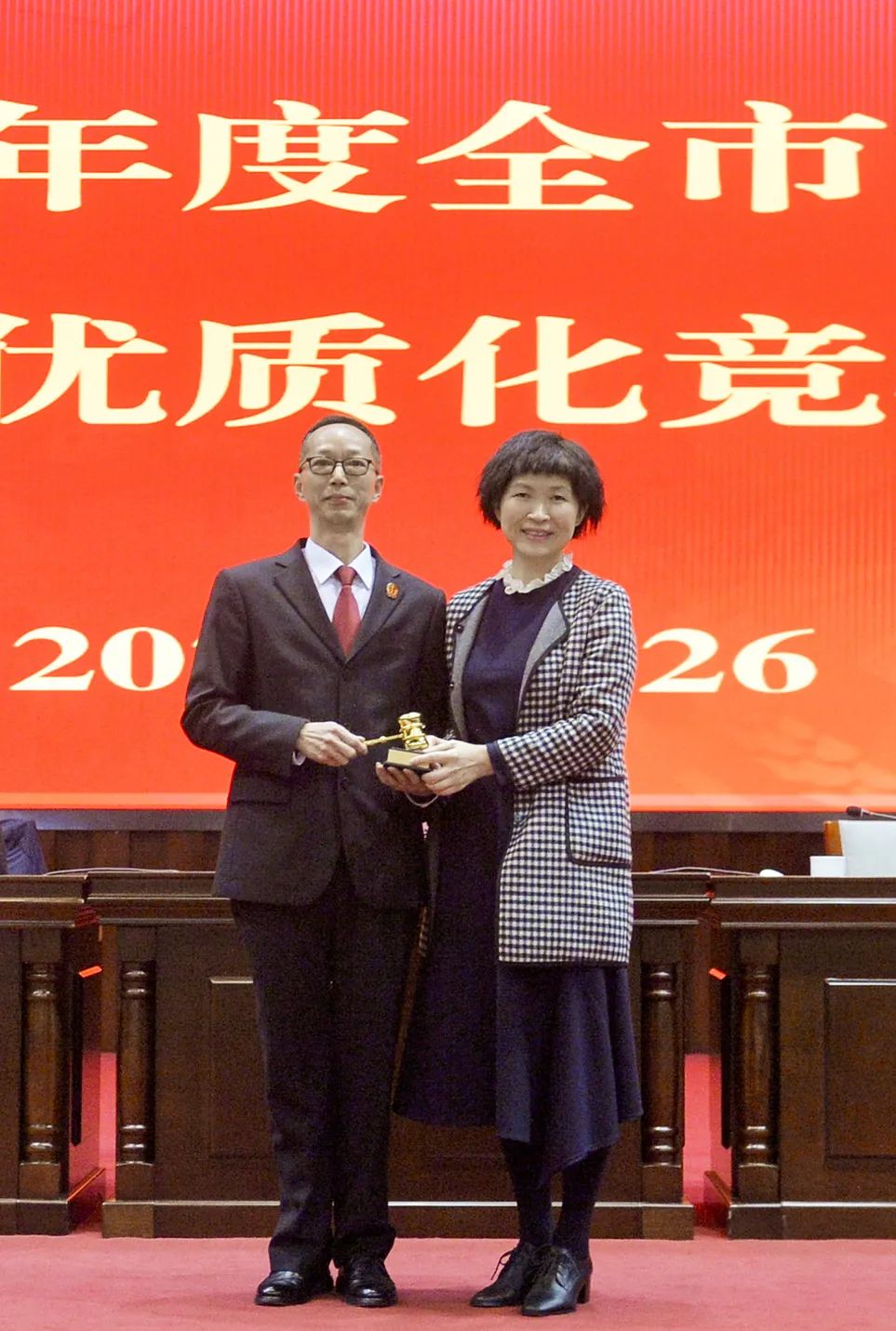 新津法院民事审判庭庭长荣获"十佳"称号的法官还有李玉辉 · 大邑法院