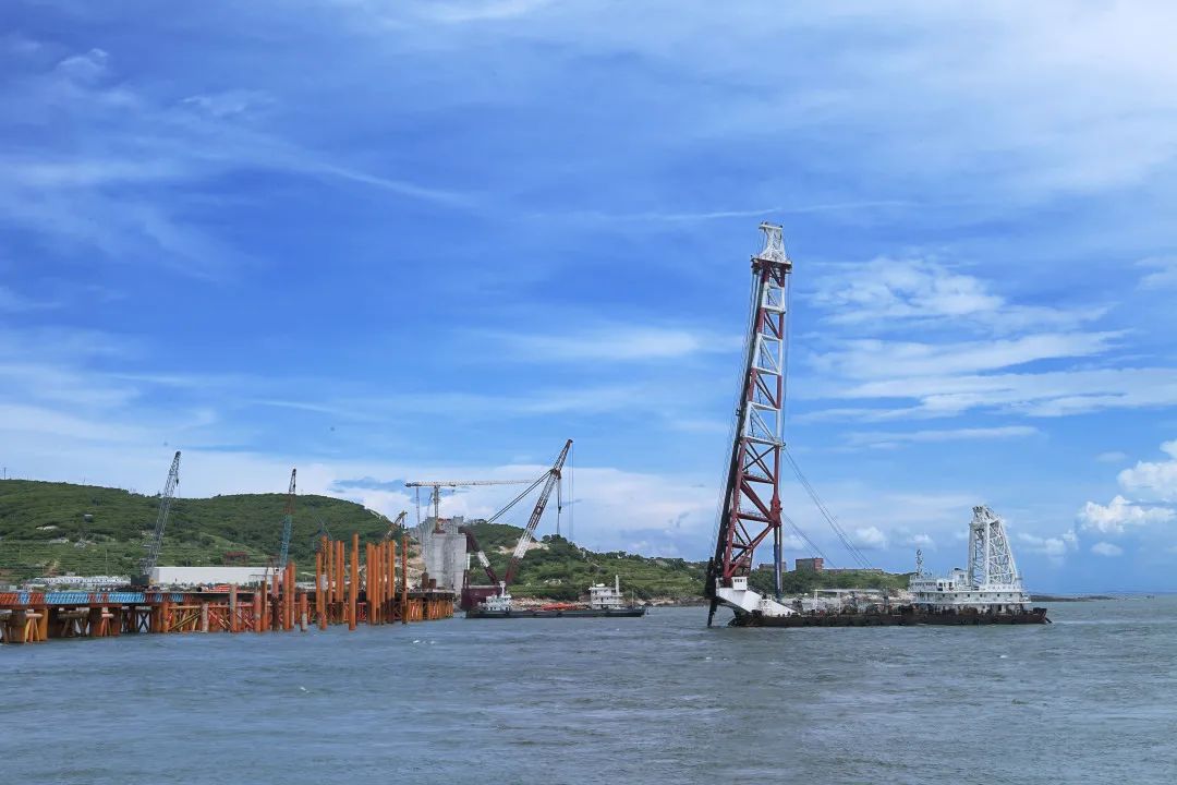 小天鹅"号起重船目前中铁大桥局与徐工集团共同研发的xgt15000-600s超