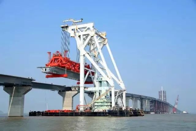 "天一号"起重船▲"小天鹅"号起重船目前中铁大桥局与徐工集团宫同