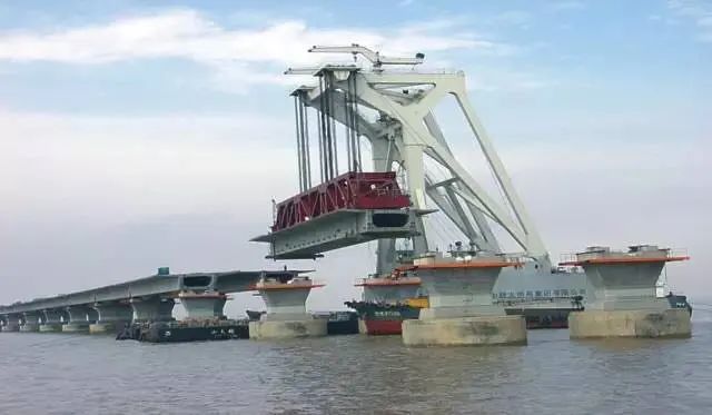 "小天鹅"号起重船目前中铁大桥局与徐工集团共同研发的xgt15000-000