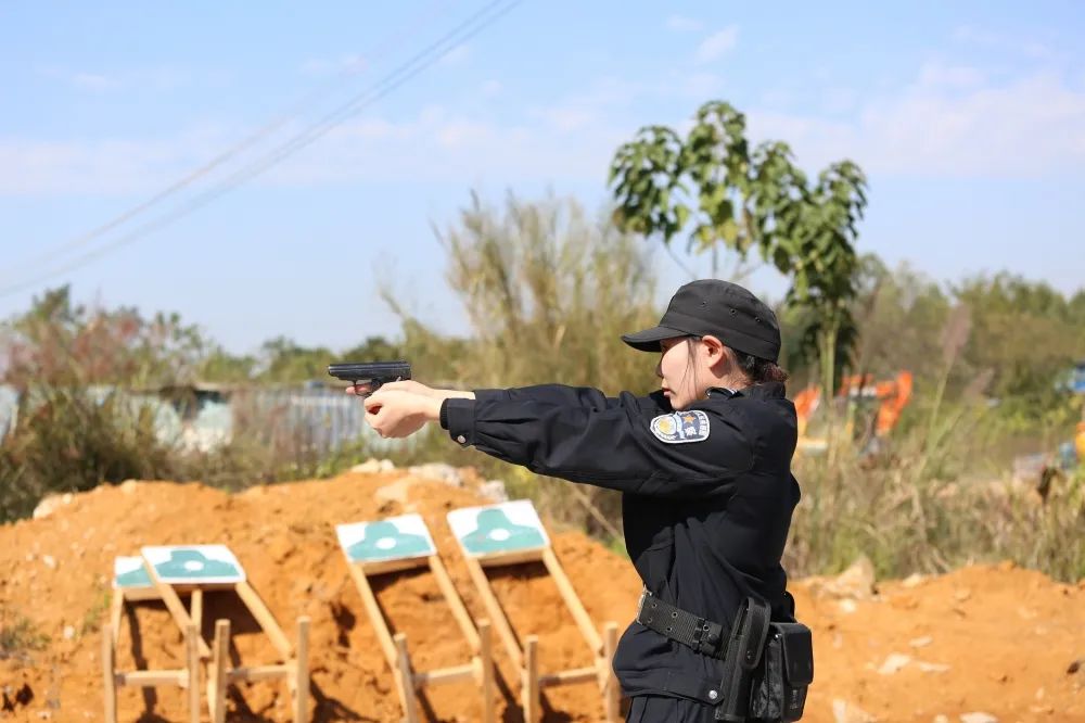 法警小姐姐图片