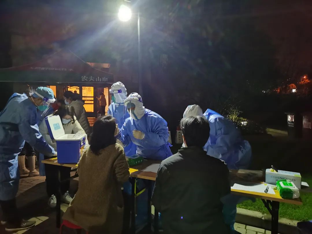 大场镇祁连社区卫生服务中心医护人员还在坚守给小区居民做核酸检测