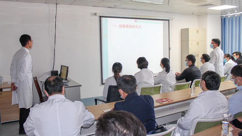 广西医科大学一附院专家赖铭裕到百色市人民医院指导住院医师规范化