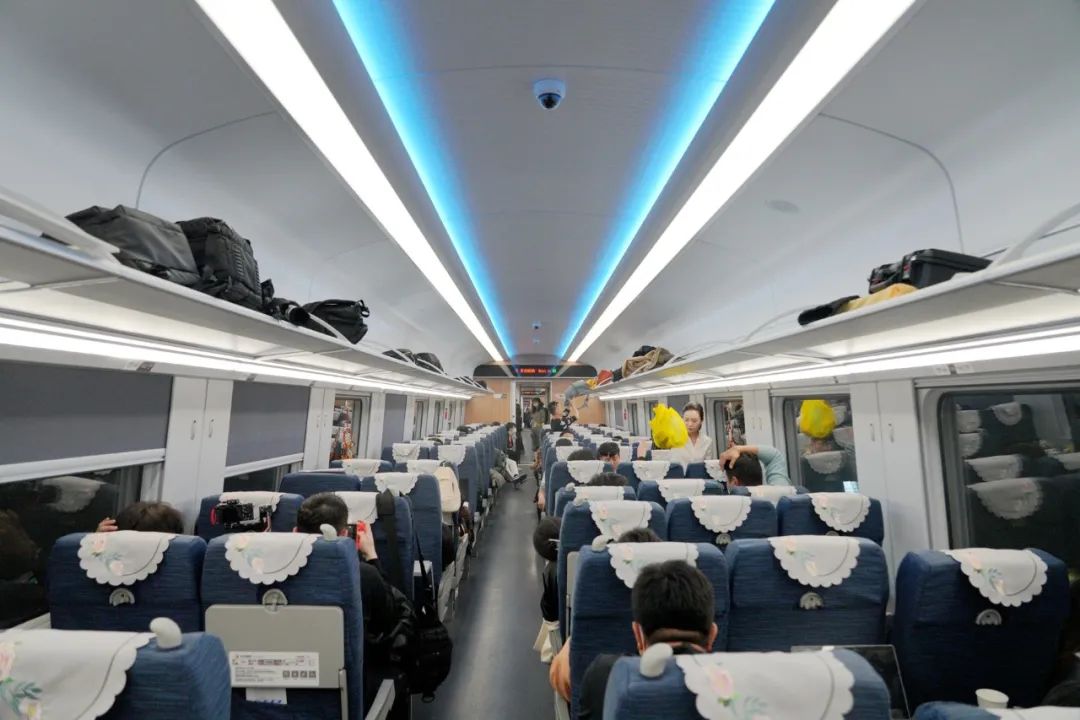 答:复兴号动车组每个专列共有8列车厢,分一等座和二等座,每次可以乘载