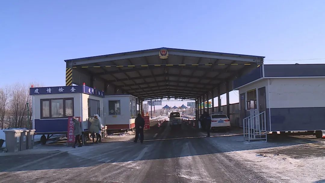 我市严守公路进出卡口全力保护市民安全
