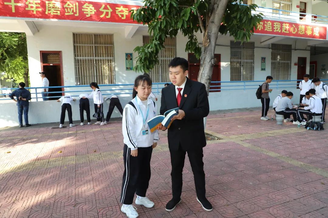 宪法宣传周河浦中学书吧里的法治主题分享会