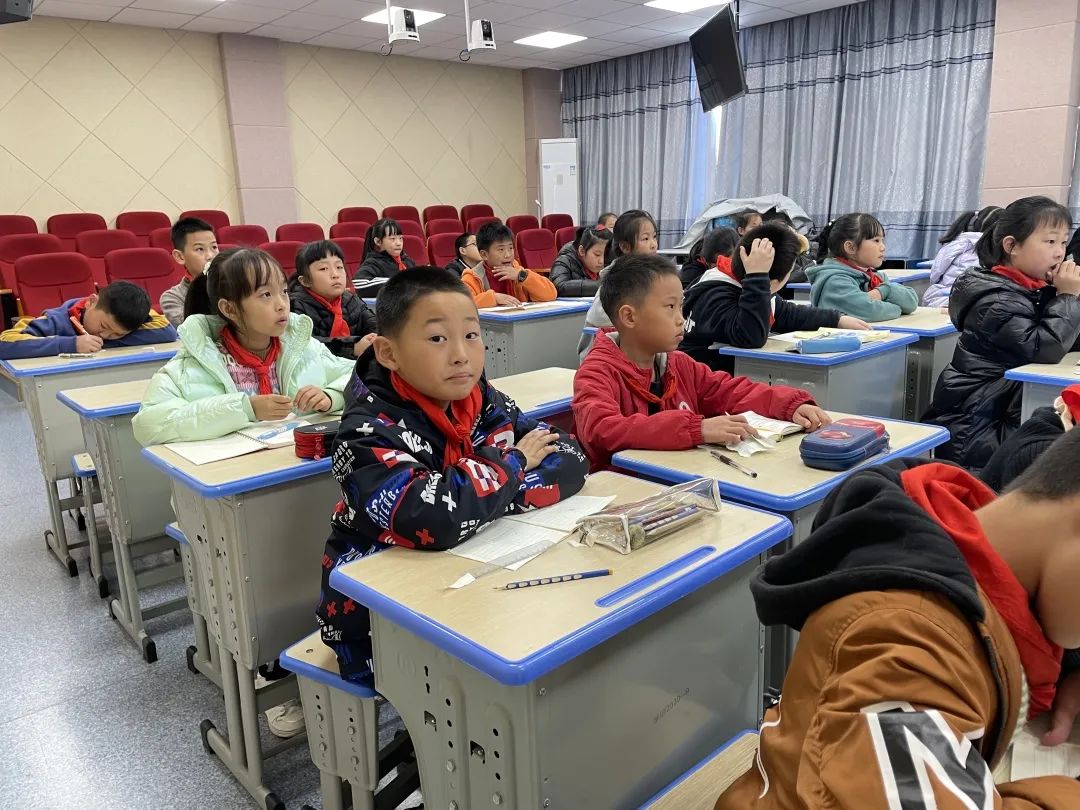 桐庐县学府小学蓝媒小记者零距离与新闻报道碰个面