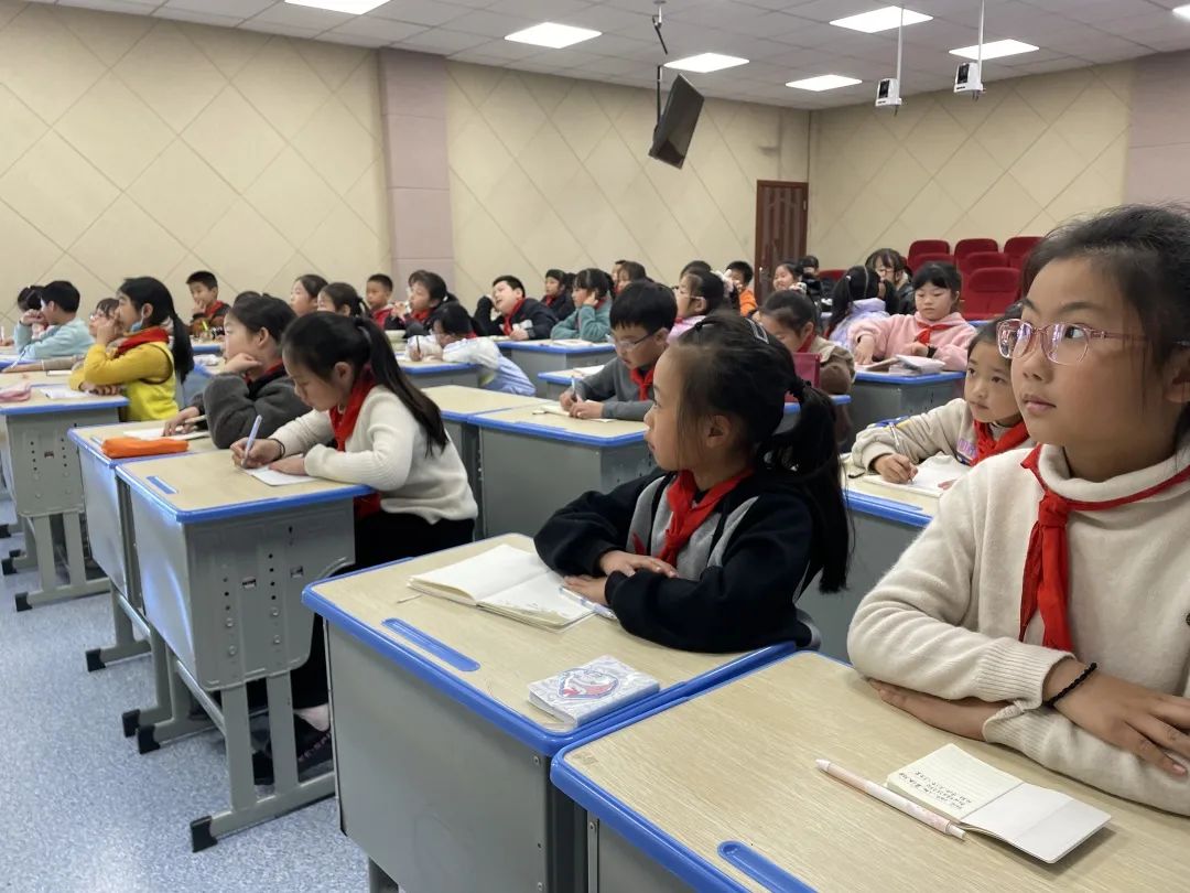 桐庐县学府小学蓝媒小记者零距离与新闻报道碰个面