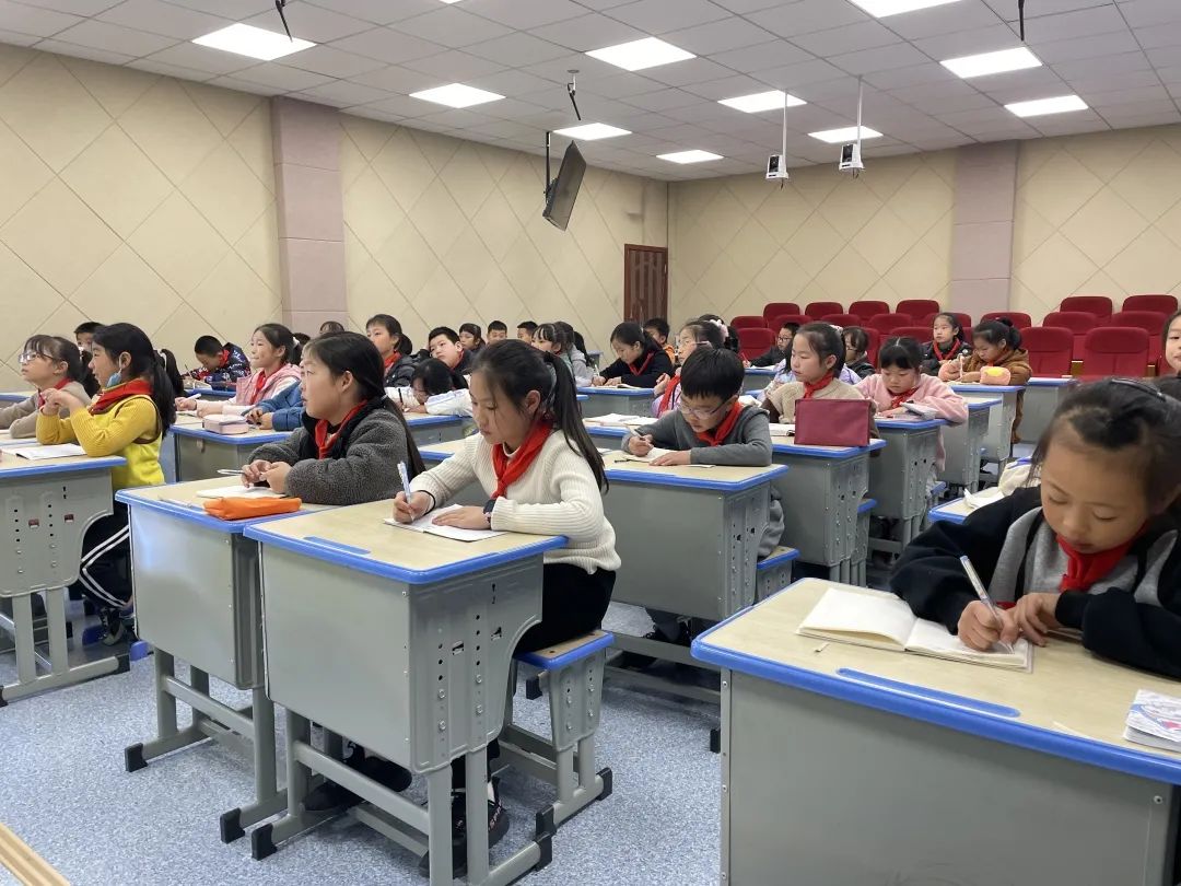 桐庐县学府小学蓝媒小记者零距离与新闻报道"碰个面"