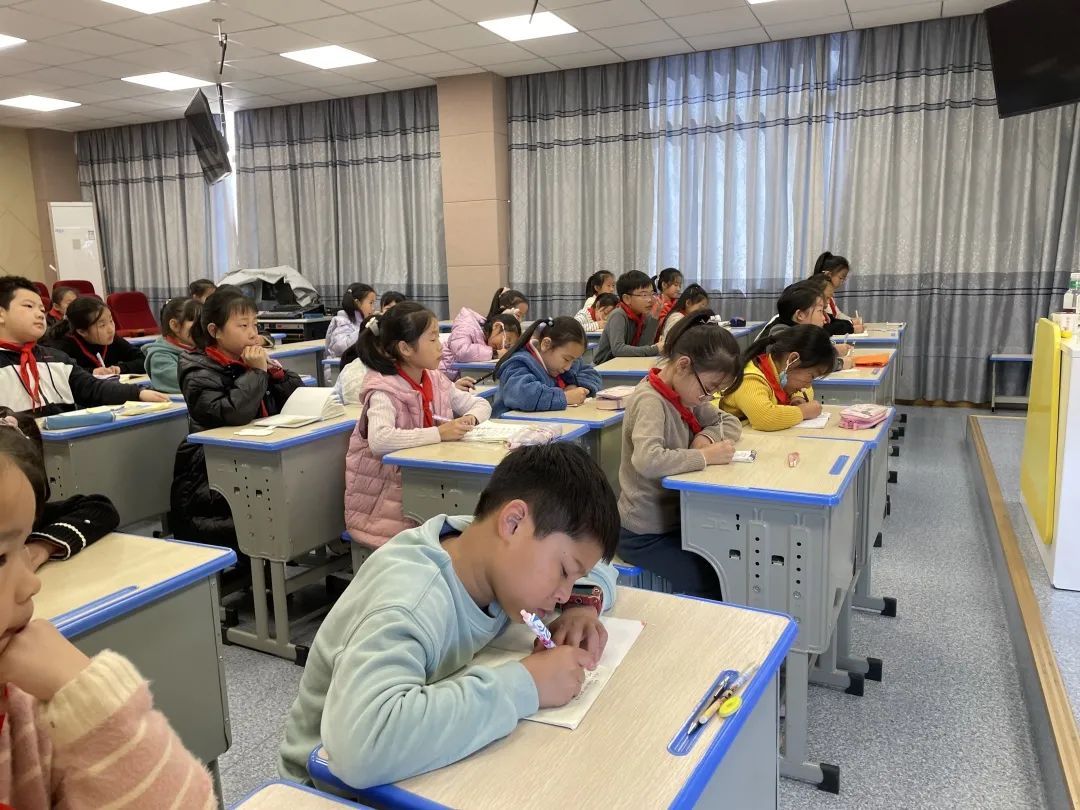 桐庐县学府小学蓝媒小记者零距离与新闻报道碰个面