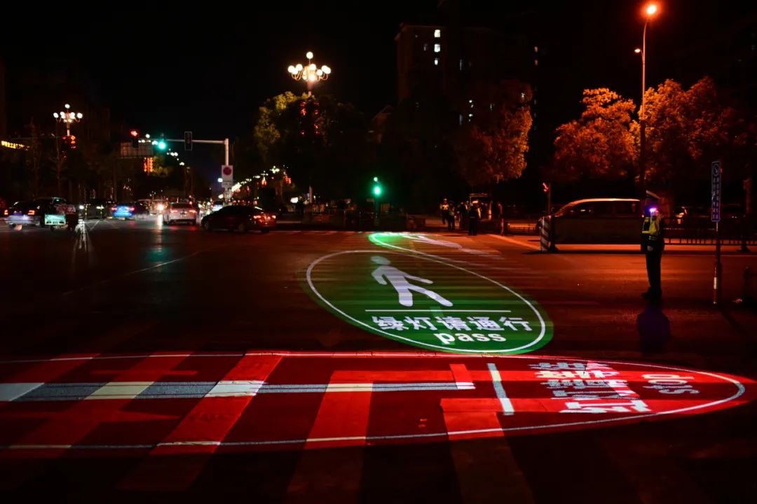 守法规知礼让▏跟着地面投影灯一起文明安全过马路