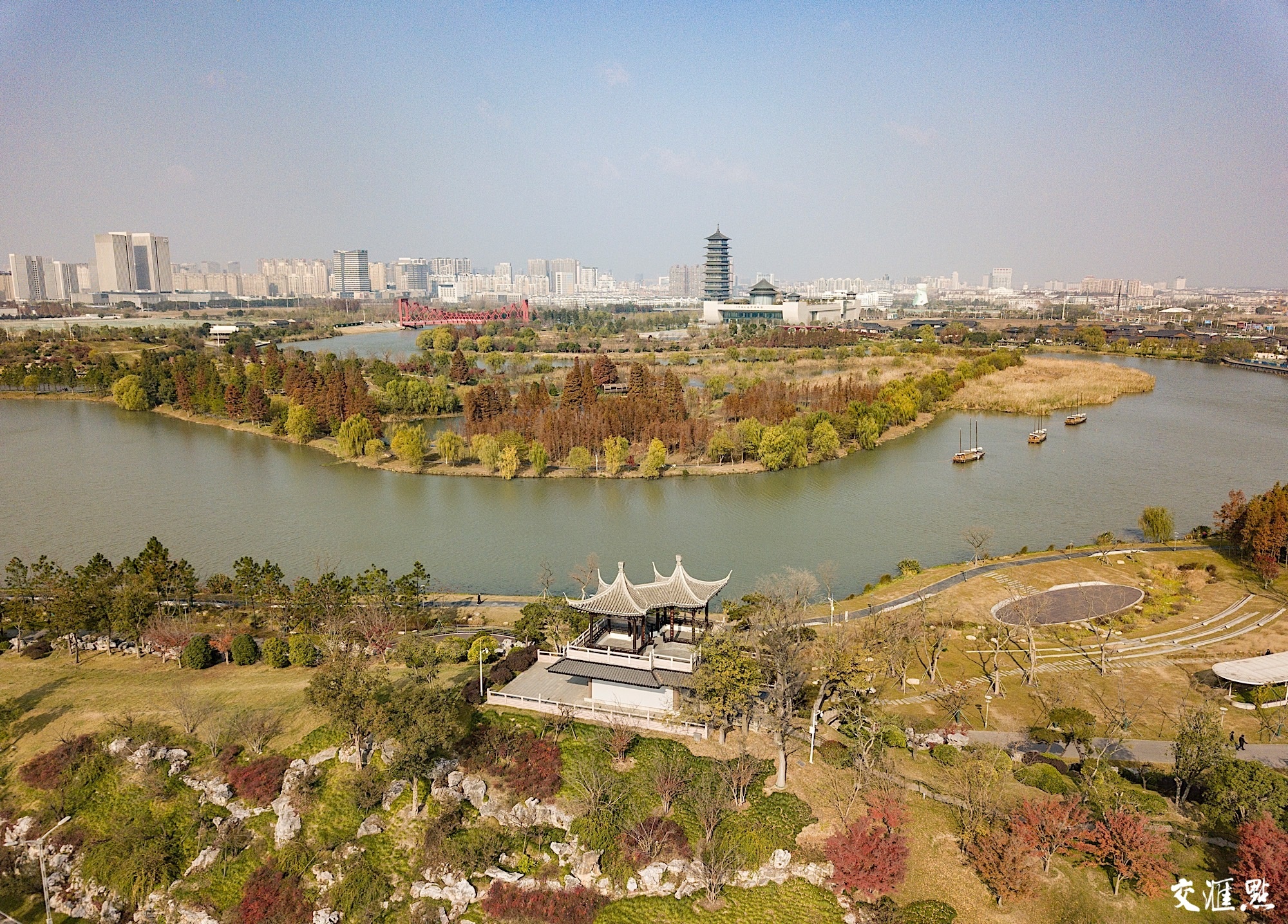 11月30日,揚州三灣公園內,靜靜流淌兩千年的大運河波光粼粼,三艘穿過