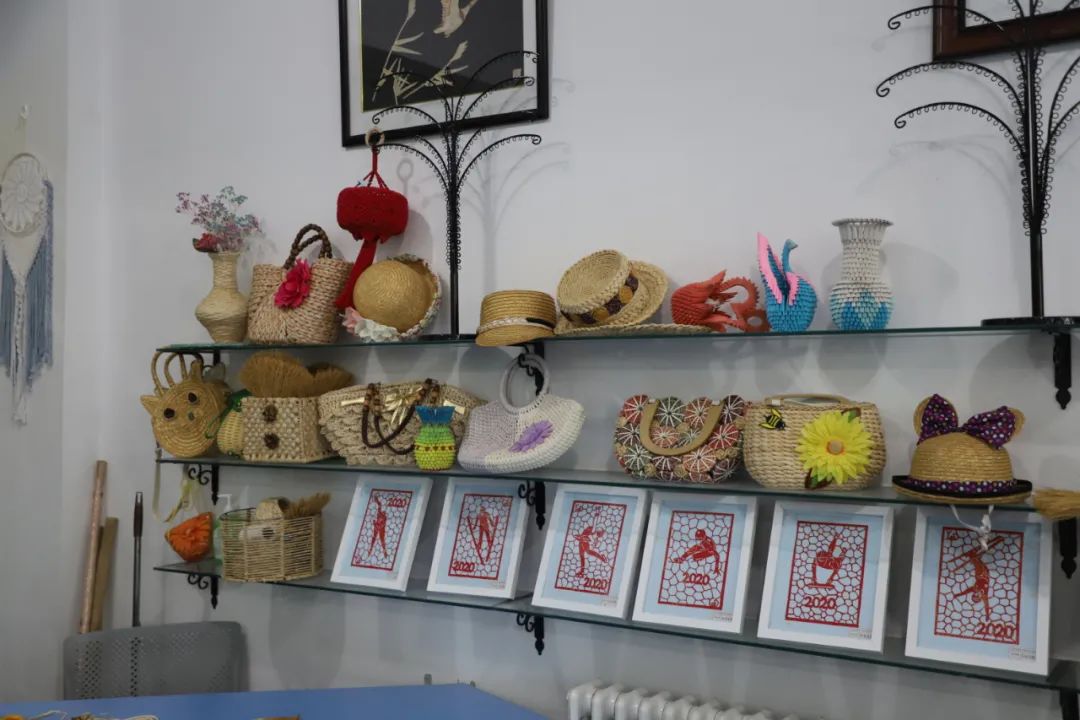 草编进校园巧手编织七彩梦