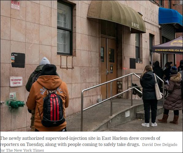 《纽约时报》报道图，显示了30日当天，在东哈莱姆注射点外排队吸毒的人群