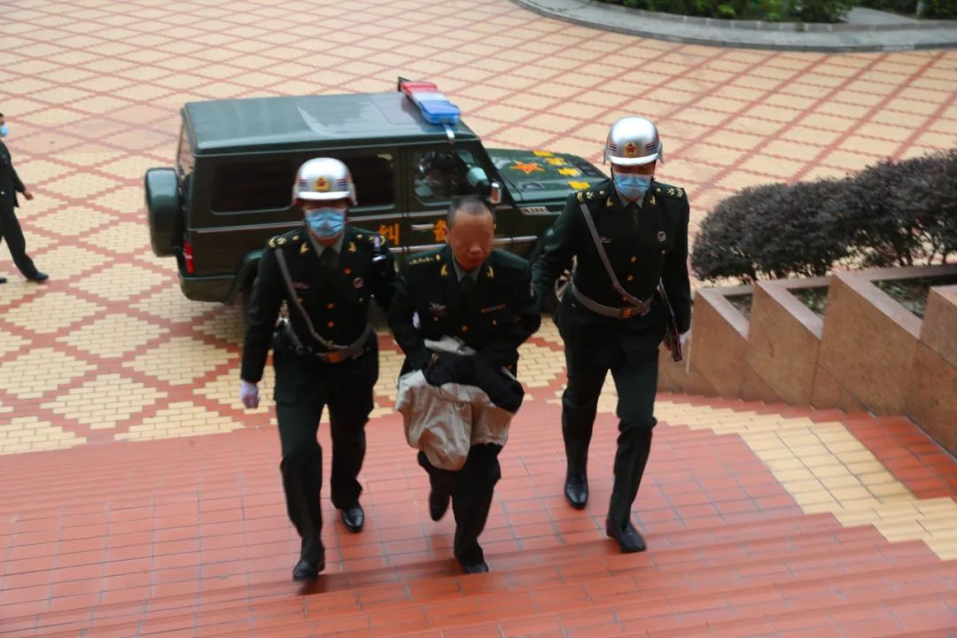 一杠三星的营长抓的就是你