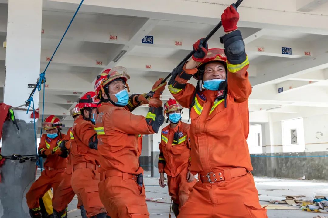 张晓杰烈士逆火前行英雄无畏