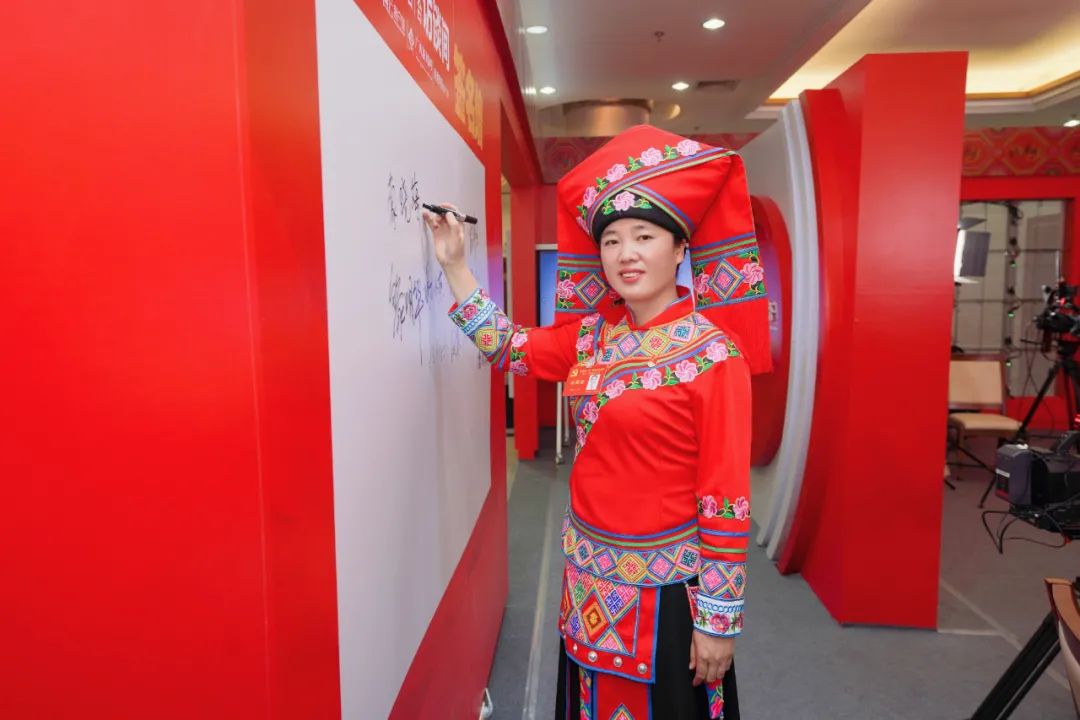 蒙晓梅政策落地教师扎根山乡更安心