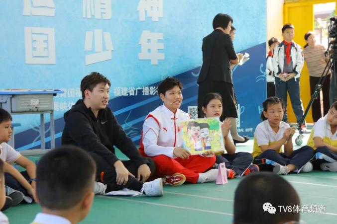 冠军公益课球不落地决不放弃黄东萍走进母校南安市国专中心小学弘精神