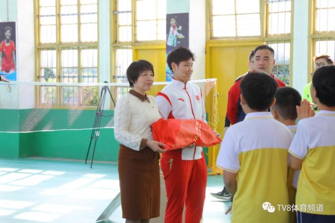 冠军公益课球不落地决不放弃黄东萍走进母校南安市国专中心小学弘精神