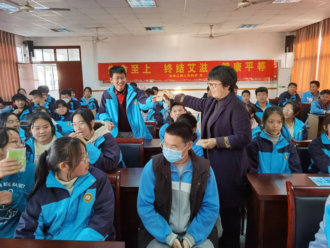 桐庐县富春江镇妇联邀请县疾控防疫中心傅明芬主任给富春江镇初级中学