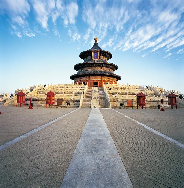 在众多拥有对称美的中国古建筑中,天坛祈年殿当属最标致的一个了