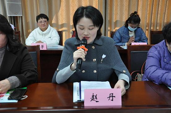 左右             创业女性代表张晓霞,宋瑞琴,赵丹作交流发言