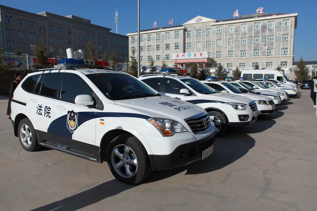 院长李全德一声令下,原州区人民法院58名执行干警,10余辆警车,迅速