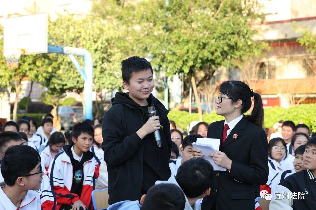 活動當日,宜州法院刑事審判庭庭長,河池學院附中法治副校長賴豔軍宣傳