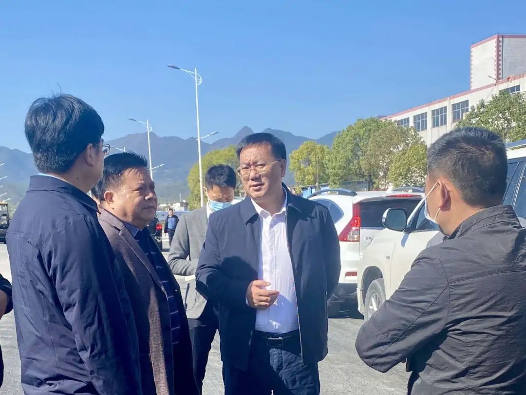 12月2日,市委常委,秘书长,龙川县委书记孔德胜率队调研赣深高铁通车