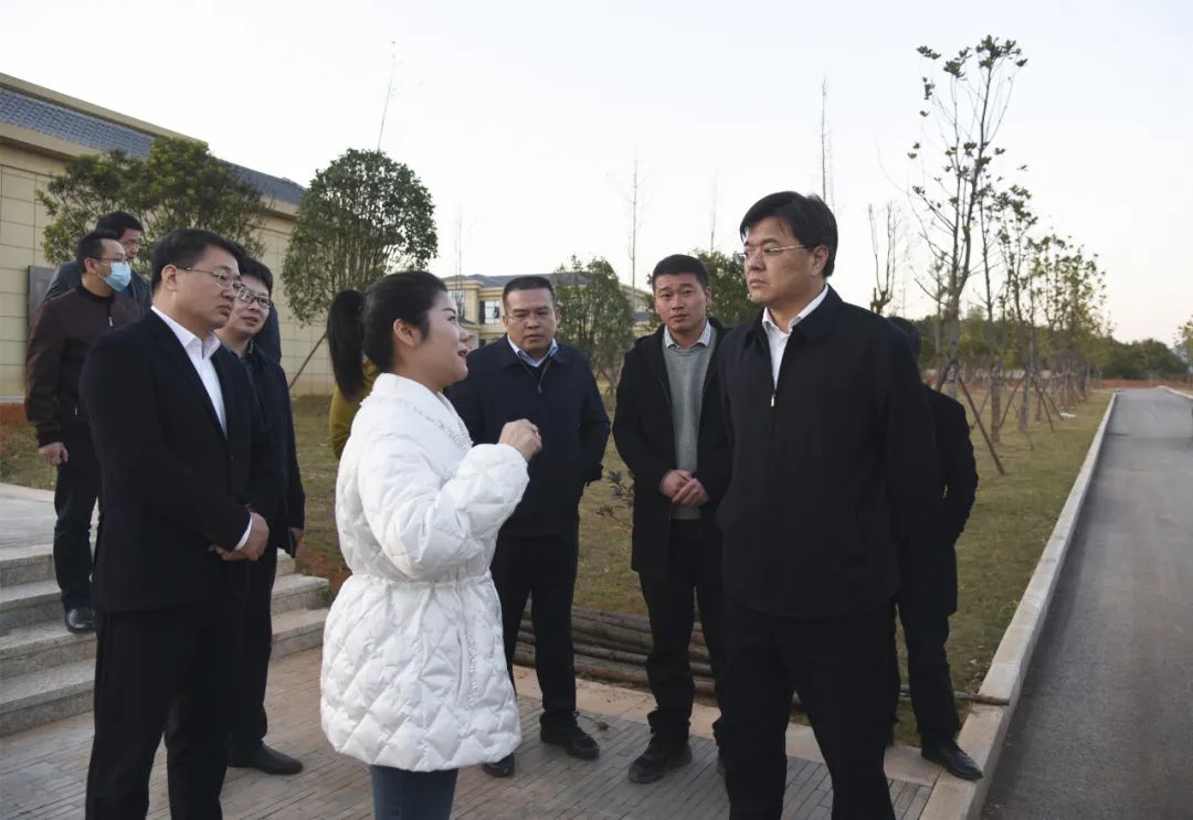 走进余江区锦江镇灌田洪家村,一派火热的新农村建设景象:一座座超标