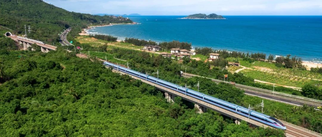 粤港澳大湾区重点项目南沙港铁路完成正线铺轨