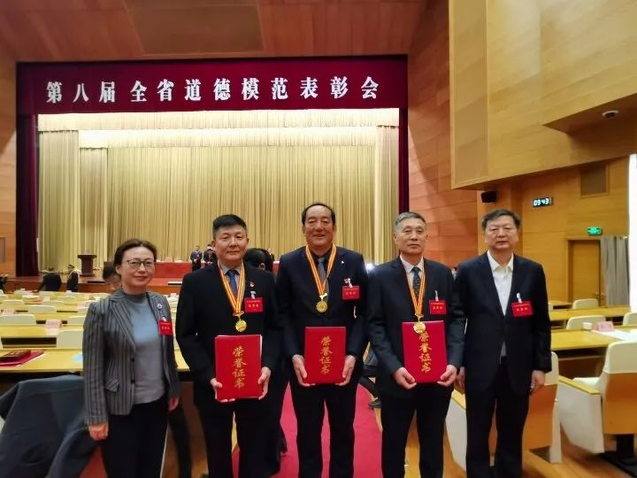 12月2日,第八届全省道德模范表彰会在济南举行,淄博市4人入选.