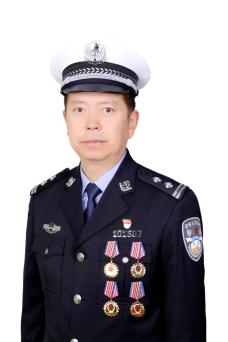 李东,男,汉族,中共党员,一级警督,1998年8月参加公安工作,现任