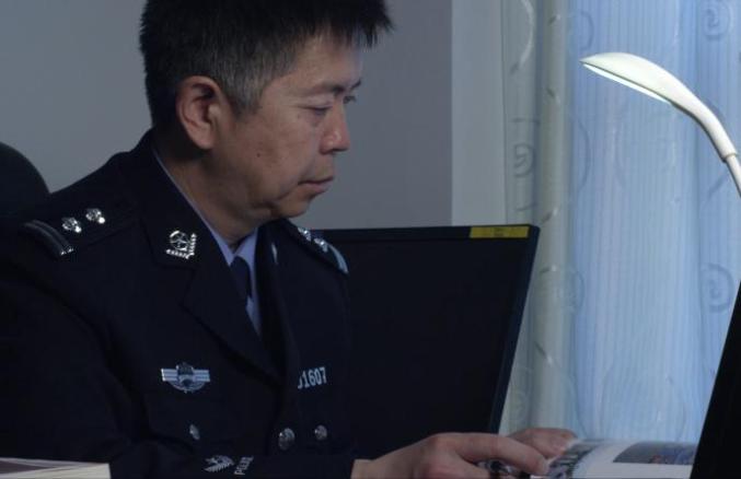 2005年,李东调回达拉特旗公安局办公室工作.