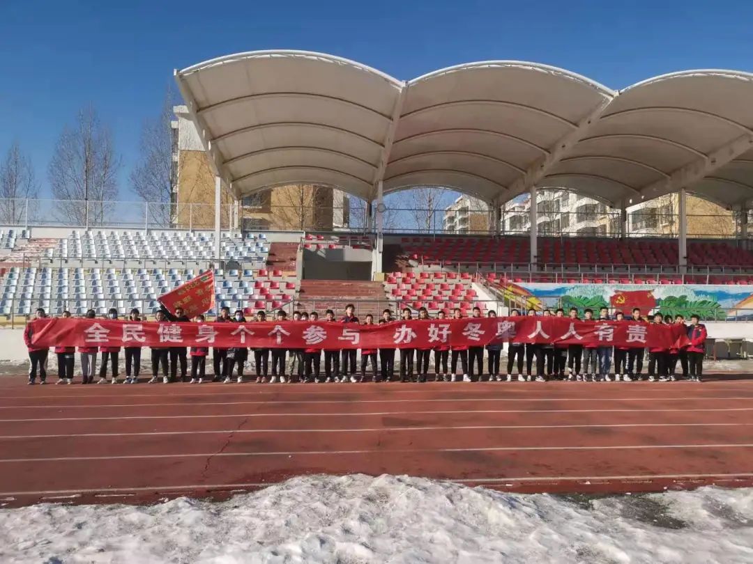 张北三中开展相约冬奥扛红旗当先锋全体师生签名活动