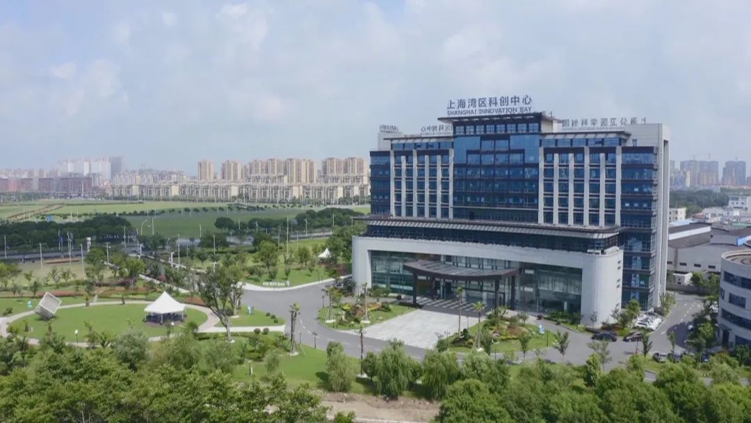坐落于亭卫公路1000号的上海湾区科创中心,目前共引进落户企业超2000