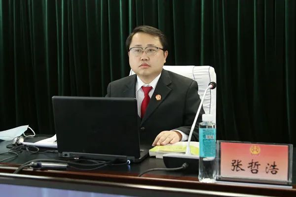 参加讲座的中院干警 12月3日下午,哈铁中院党组副书记,副院长张哲浩为