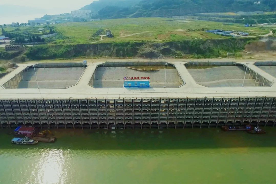 项目位于茅坪镇银杏沱村,工程建设3个3000吨级件杂泊位直立式框架码头