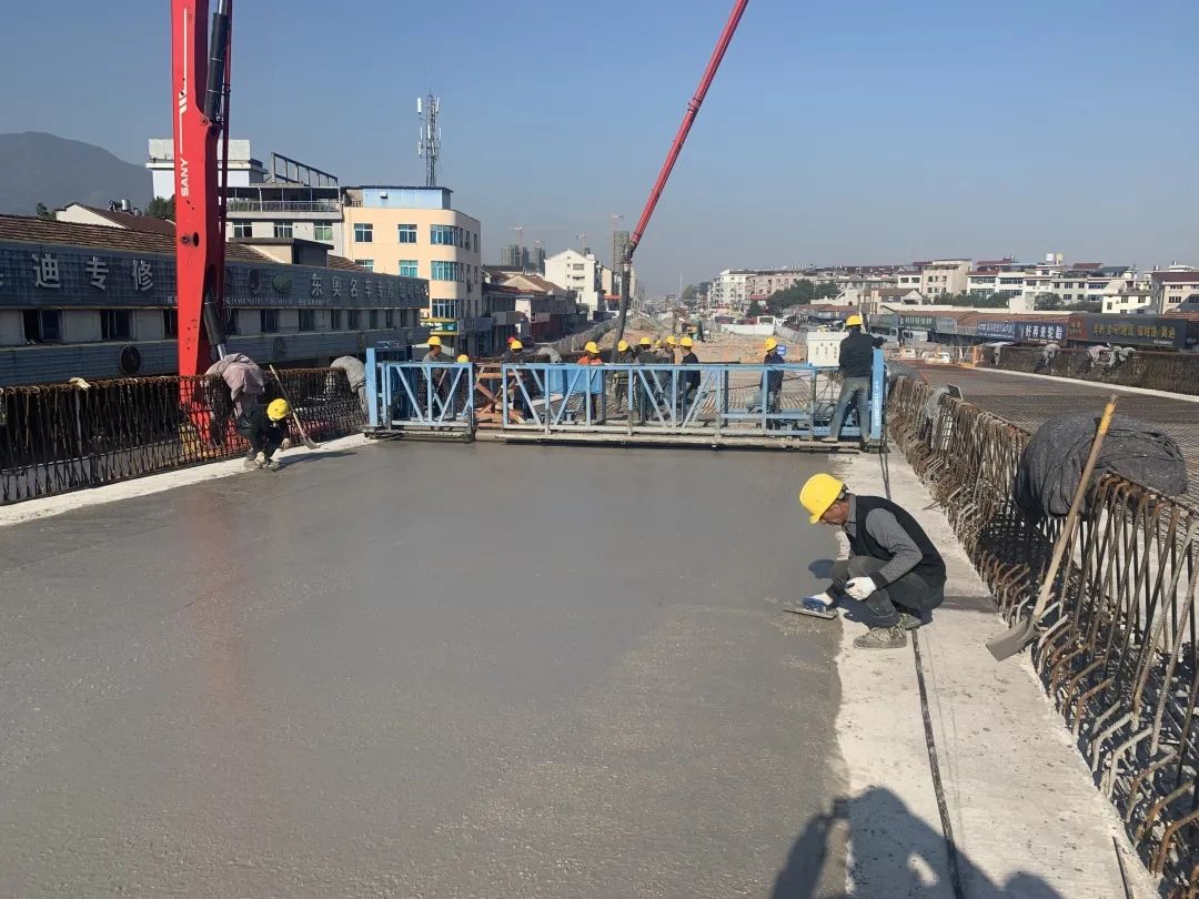 争取春节前通车!s217东阳市南午岭互通工程开始桥面铺装