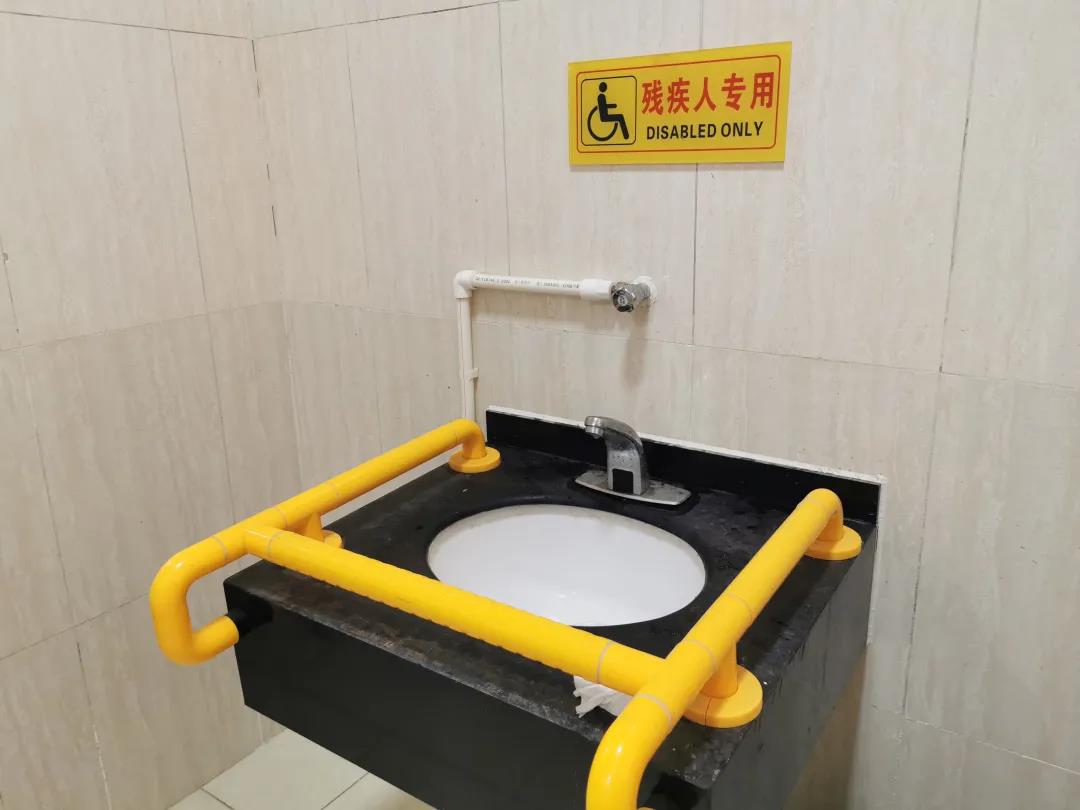 刻钟无障碍便民服务圈",上厕所也变得比以前更加便捷,公厕内的洗手盆