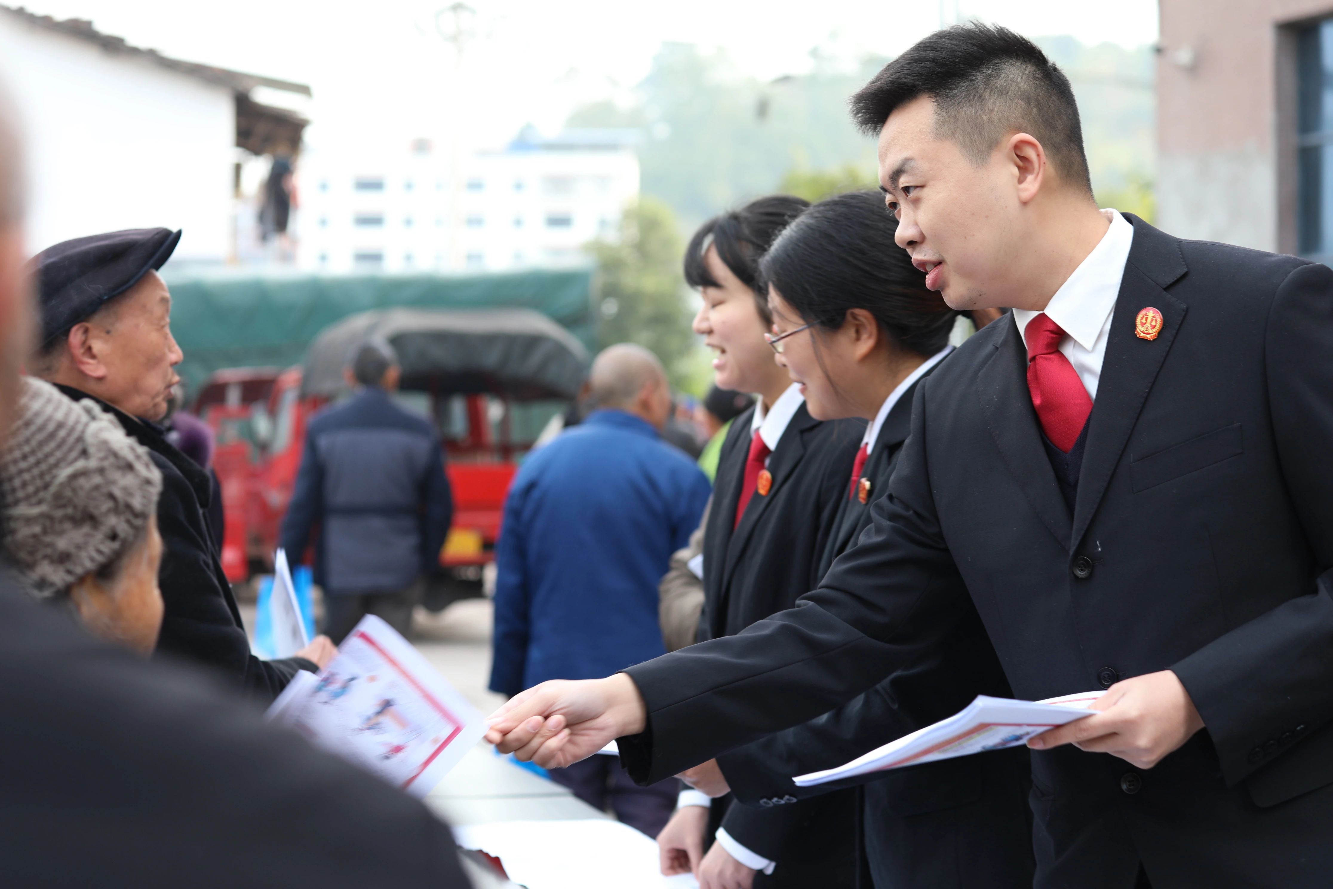 在豐都縣興義鎮農貿市場,高家鎮文化廣場活動現場,幹警們通過發放憲法