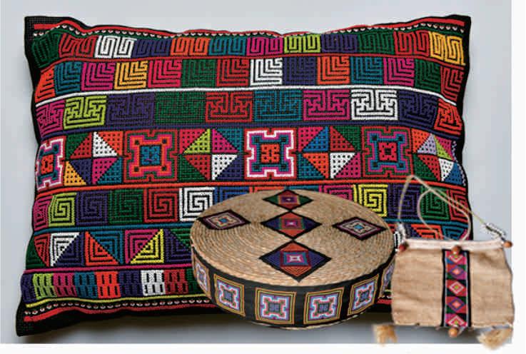 >刺绣  哈尼族称谓其传统刺绣(哈尼族十字绣花)为"阿博",汉语意为"