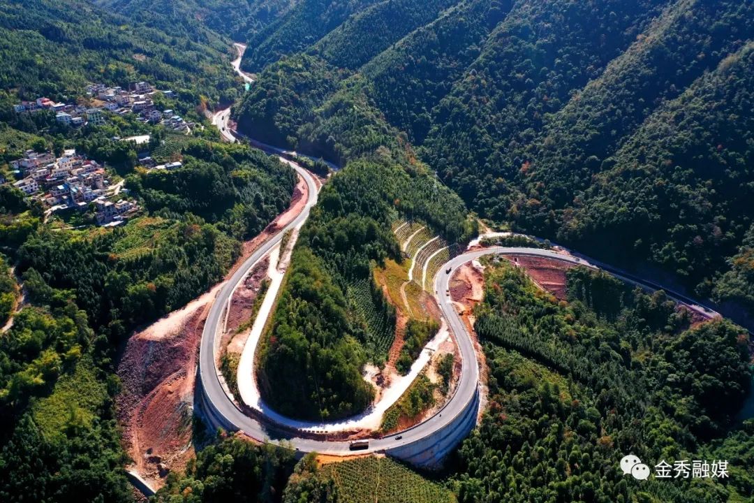 金秀绩效倒计时贺巴高速金秀连接线基本完成路面沥青铺筑