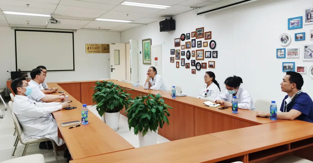 夯筑宁静 提升品质｜内科总住院医师“常驻”急诊 急重症患者会诊再提速（内科住院医师）夯基筑垒的意思，