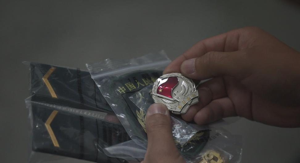 即将退役的老兵为新兵授衔,火箭军千余名新兵光荣入列!