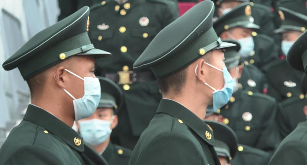 即将退役的老兵为新兵授衔,火箭军千余名新兵光荣入列!_澎湃号·媒体_