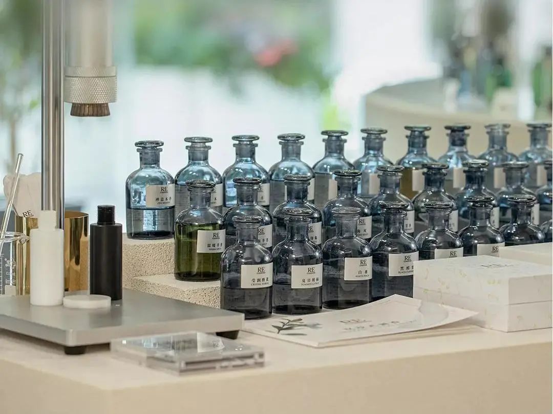 re调香室上海首家旗舰店位于上生·新所1号楼,内有全新升级的调香台