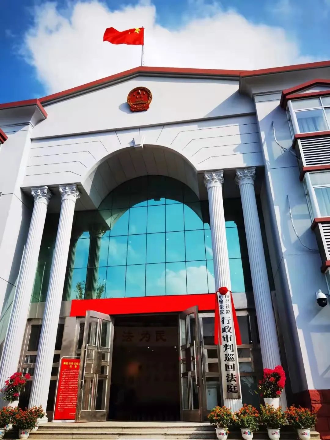 南铁中院副院长周平,鹰潭市政府副秘书长王小元以及鹰潭市司法行政